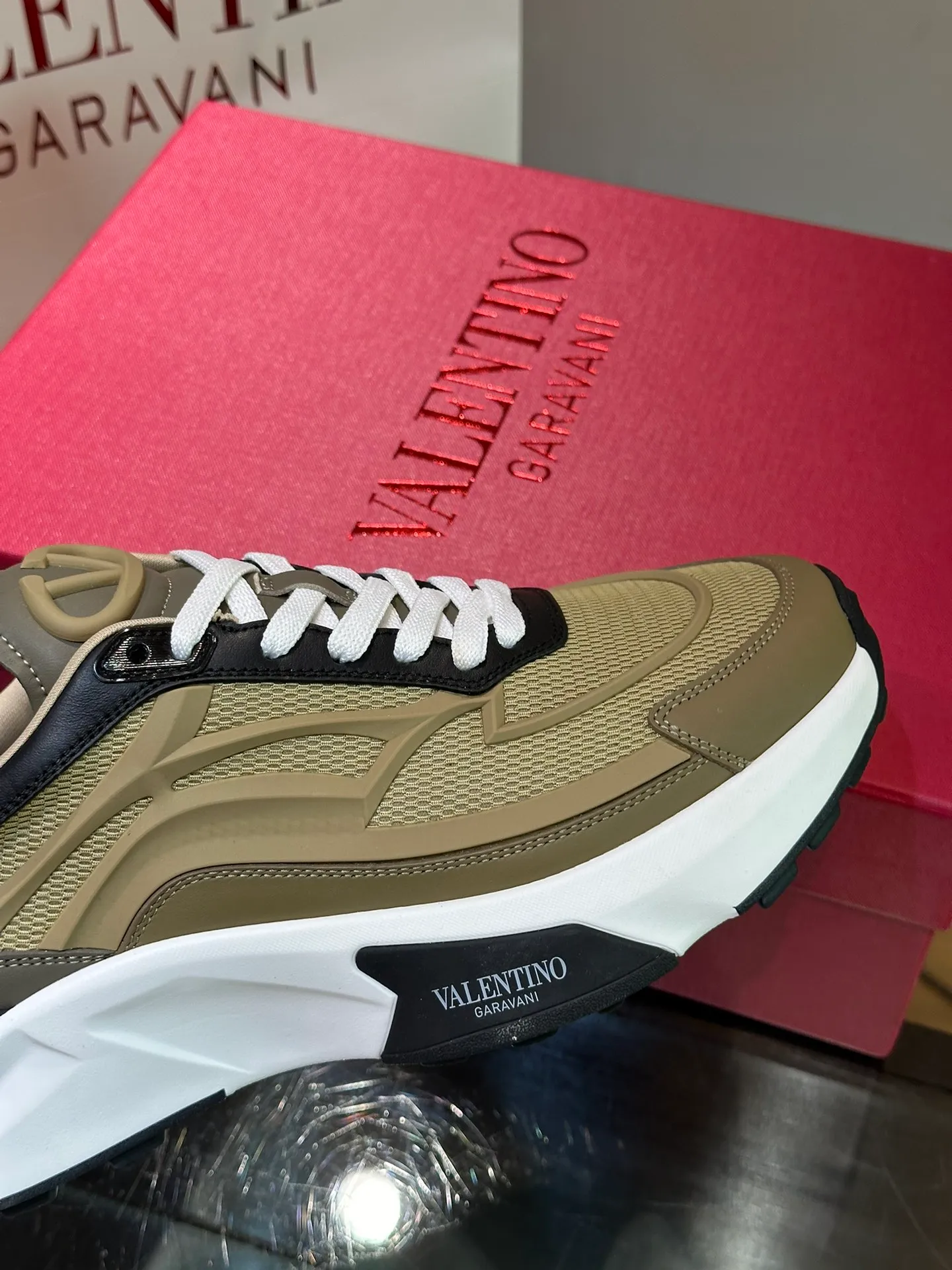 P500¥ Valentino/Valentino GaravaniTotaloopV logo new sports shoes, with leather details, silk screen printing on the tongue, combined with outsole, really easy to wear and very comfortable ~ Comes with 5 cm height increase✔️A must-have pair for fashionable men and beautiful women in summer! Size: 38-46